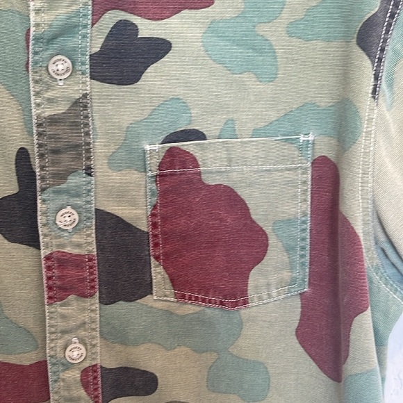 Modern Amusement Men’s Size Small Camouflage Short Sleeve Button Up Cotton Shirt - Picture 3 of 5